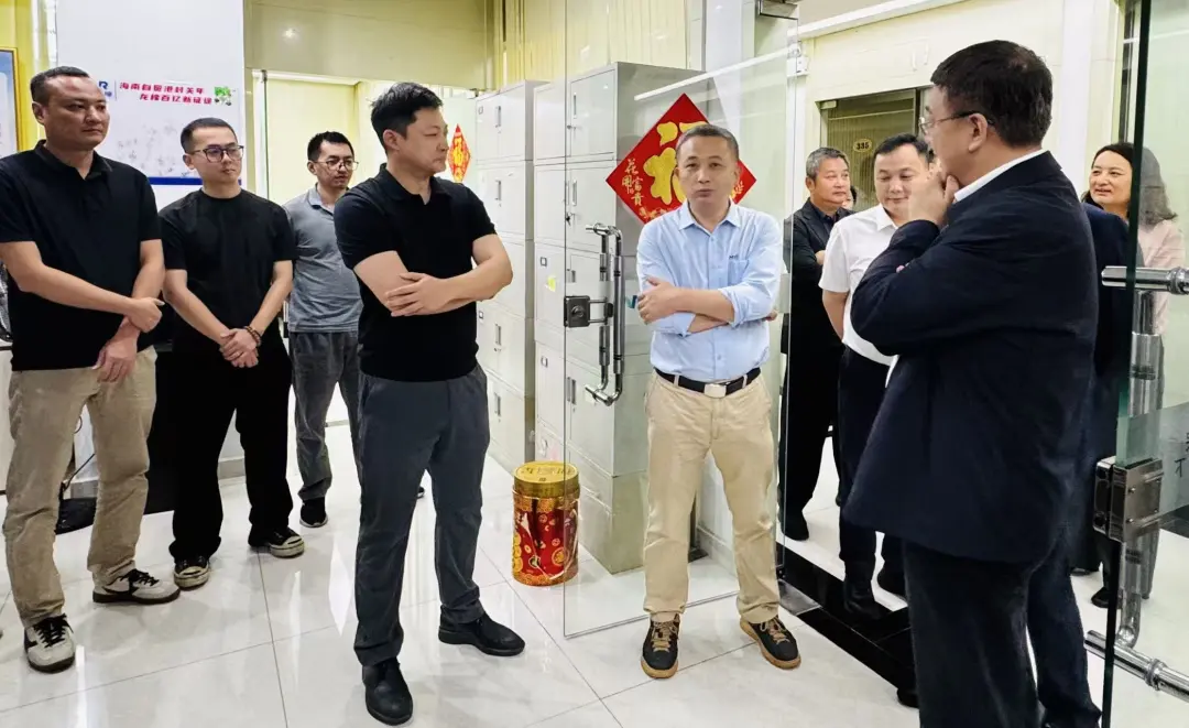 開工首日，海南橡膠領導班子給各部門、各單位拜年鼓勁